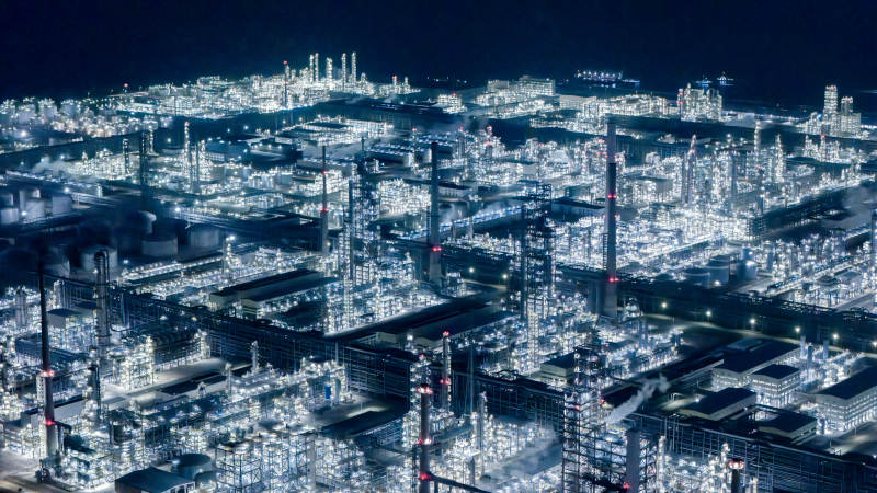 夜幕下的工业城图片