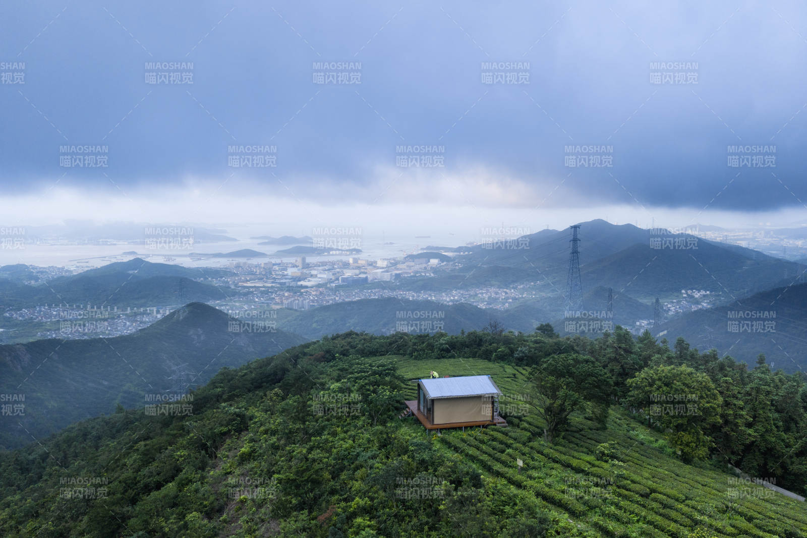 山巅小屋远眺城市图片