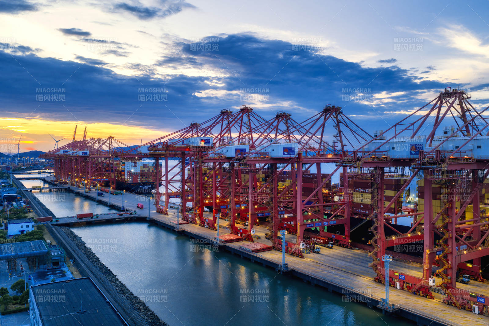 港口黄昏作业图图片