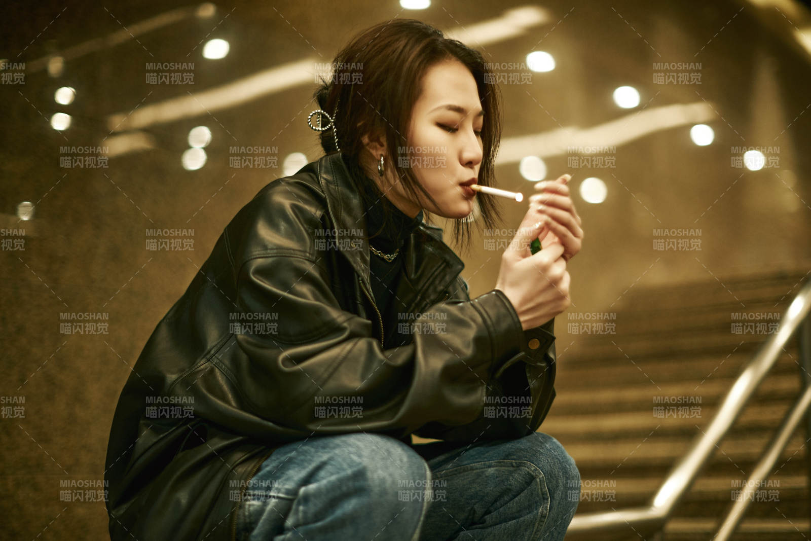 夜晚地下通道内停留的美丽少女图片