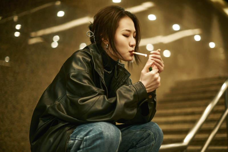 夜晚地下通道内停留的美丽少女图片