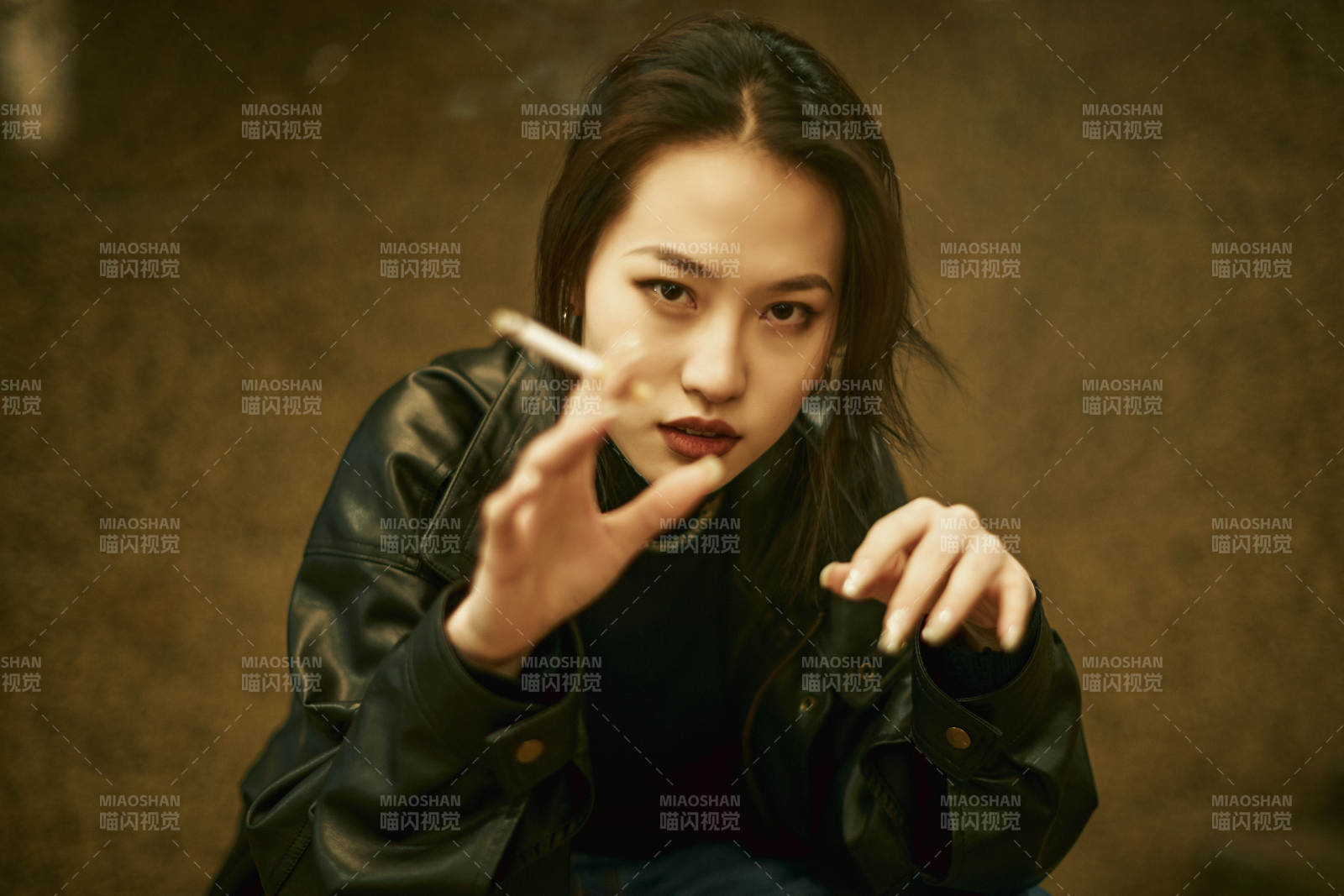 夜晚地下通道内停留的美丽少女图片