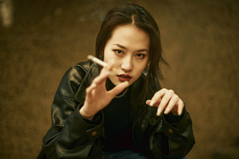 夜晚地下通道内停留的美丽少女图片