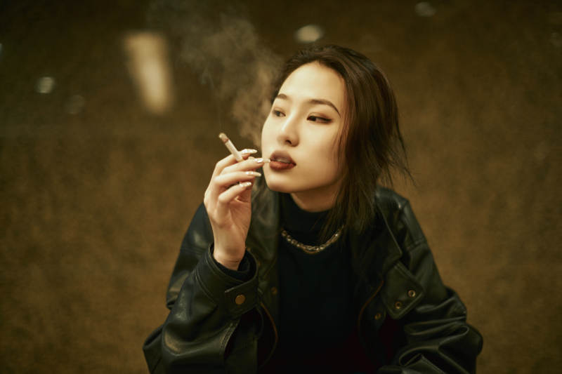 夜晚地下通道内停留的美丽少女图片