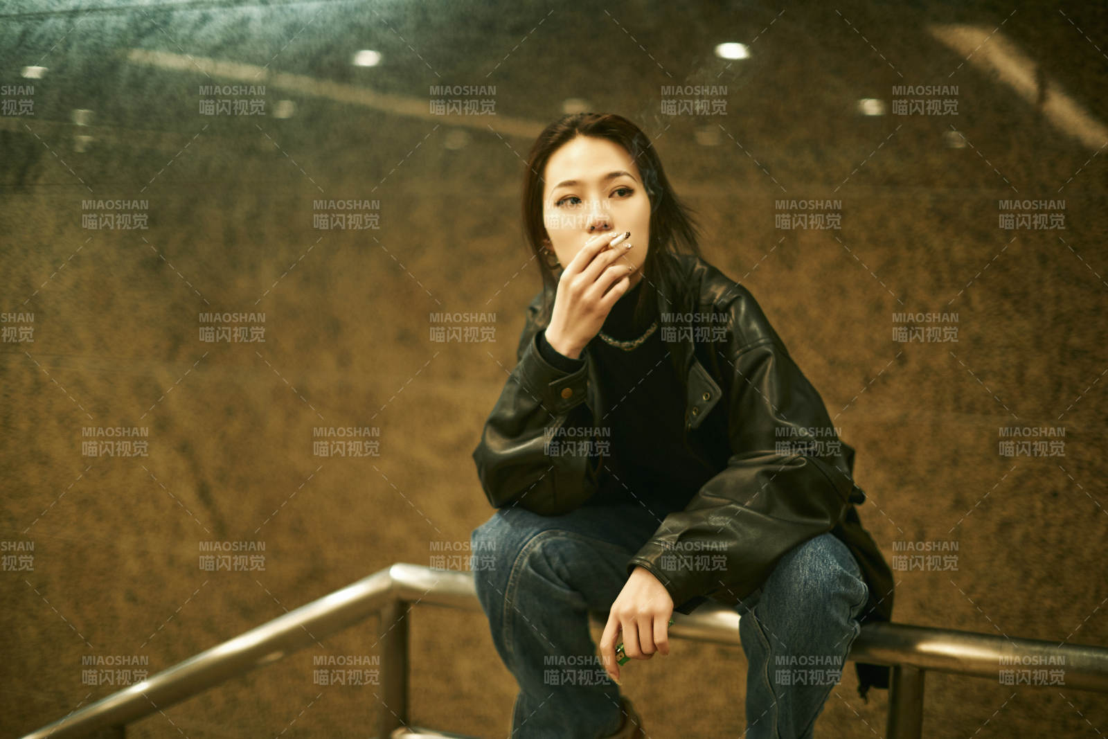 夜晚地下通道内停留的美丽少女图片