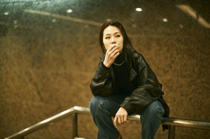 夜晚地下通道内停留的美丽少女图片