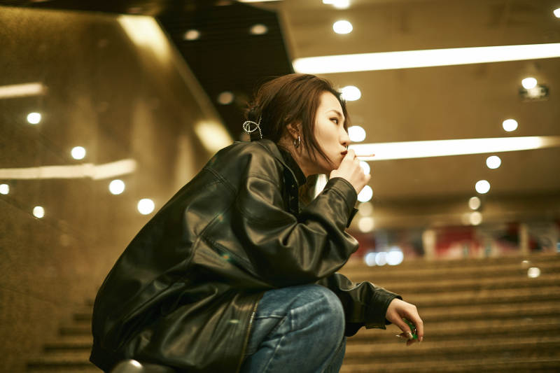 夜晚地下通道内停留的美丽少女图片