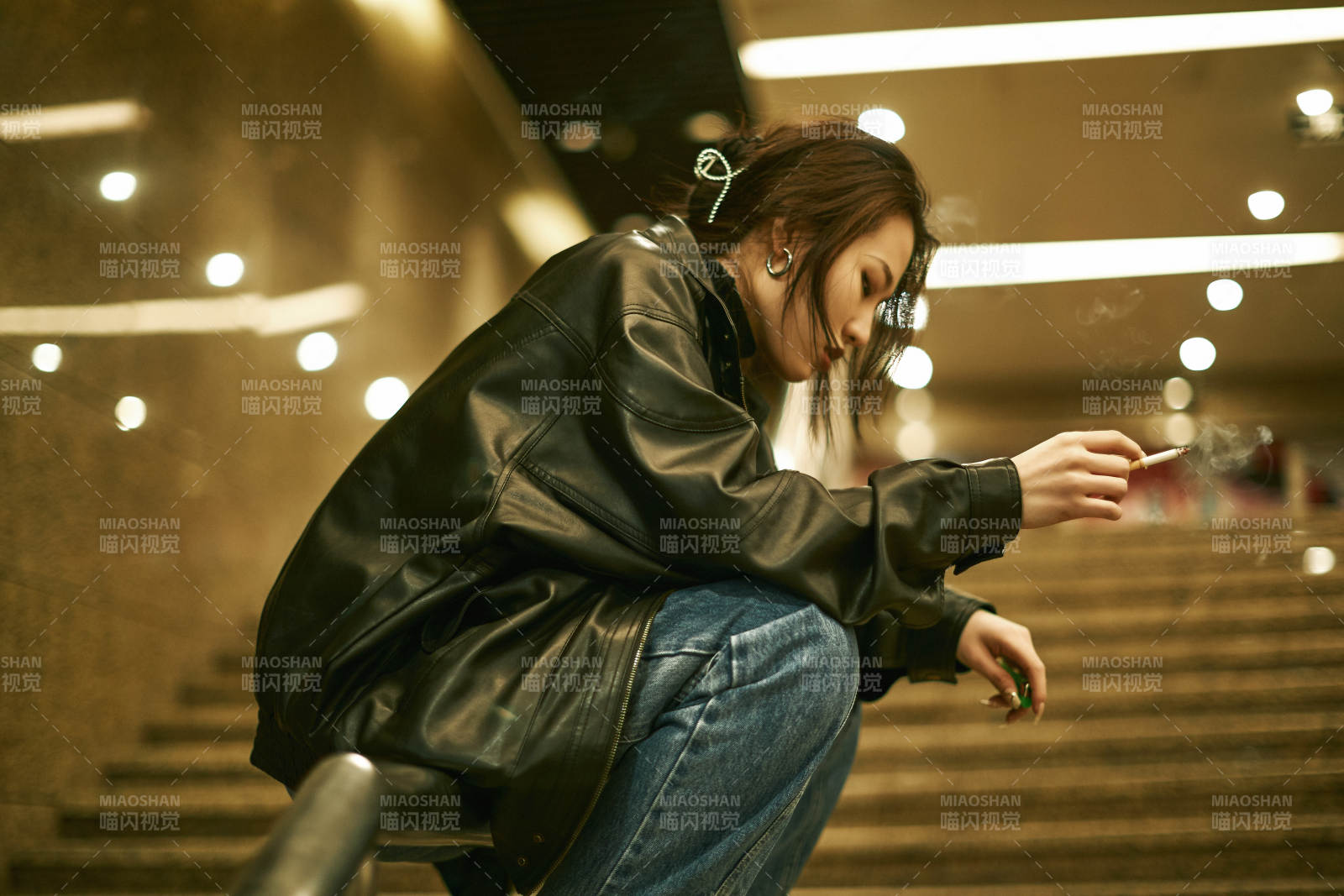 夜晚地下通道内停留的美丽少女图片