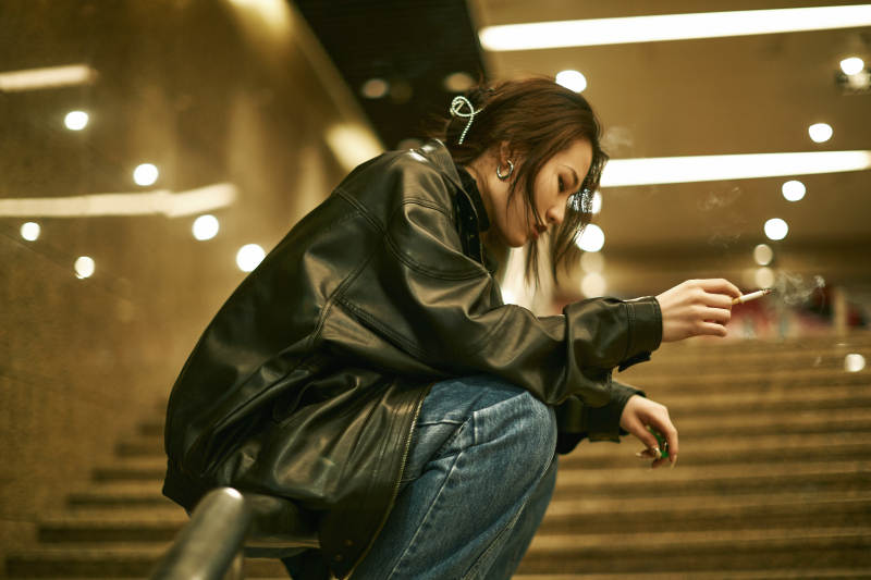 夜晚地下通道内停留的美丽少女图片