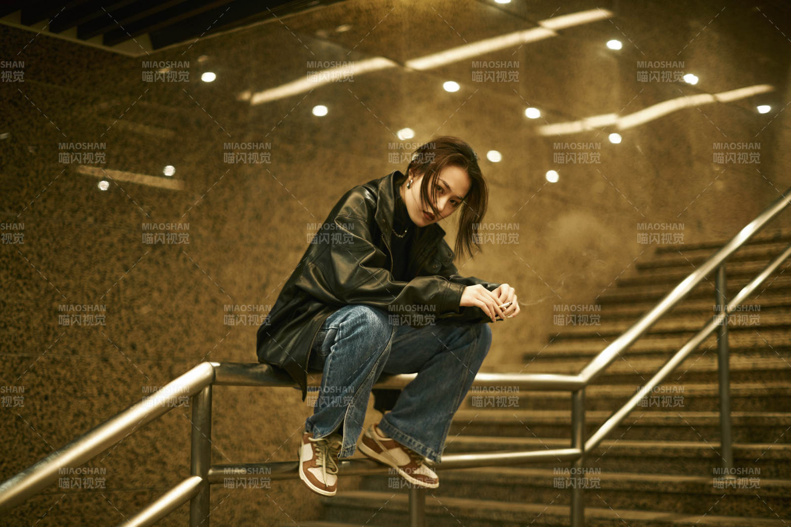 夜晚地下通道内停留的美丽少女图片