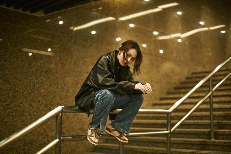 夜晚地下通道内停留的美丽少女图片