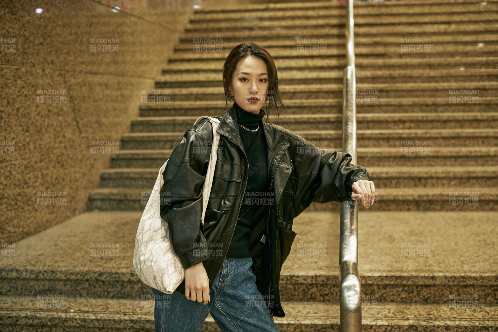 夜晚地下通道内停留的美丽少女图片