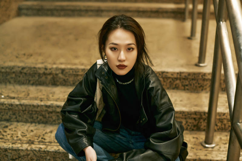 夜晚地下通道内停留的美丽少女图片