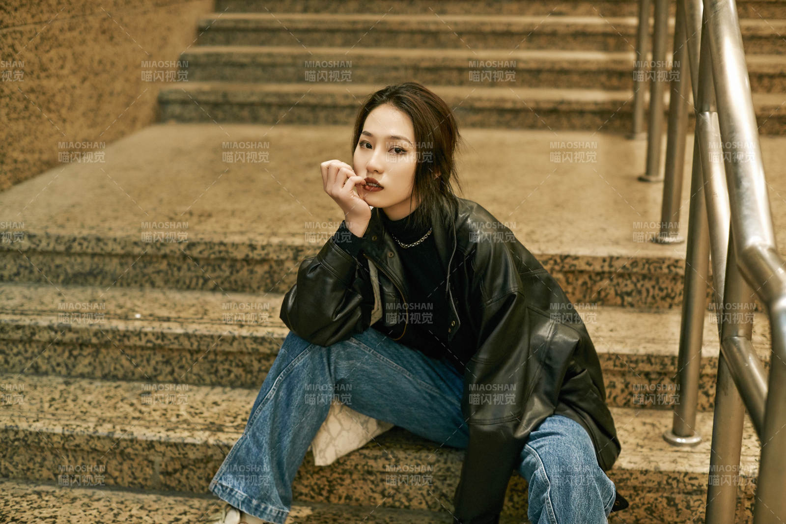 夜晚地下通道内停留的美丽少女图片