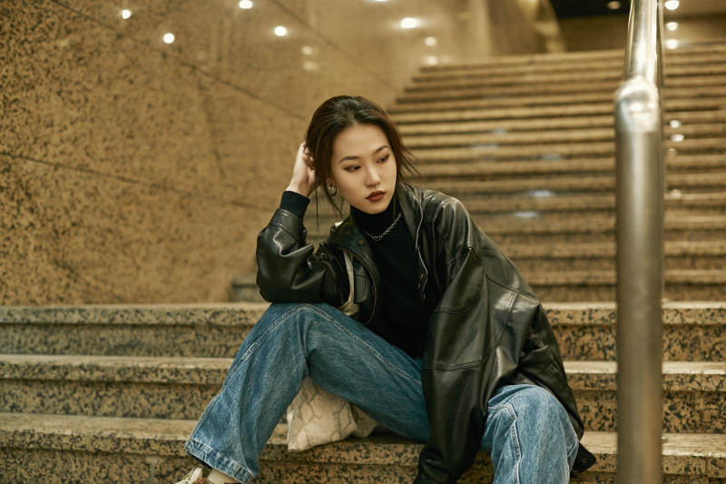 夜晚地下通道内停留的美丽少女图片