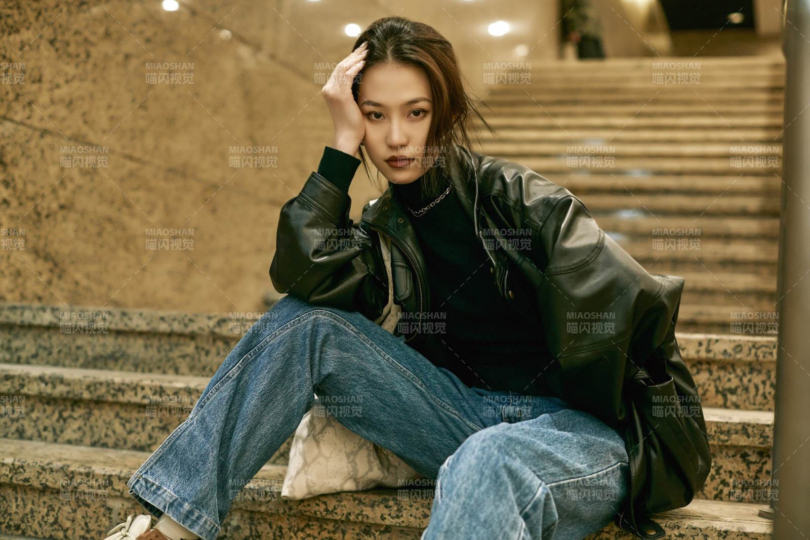 夜晚地下通道内停留的美丽少女图片