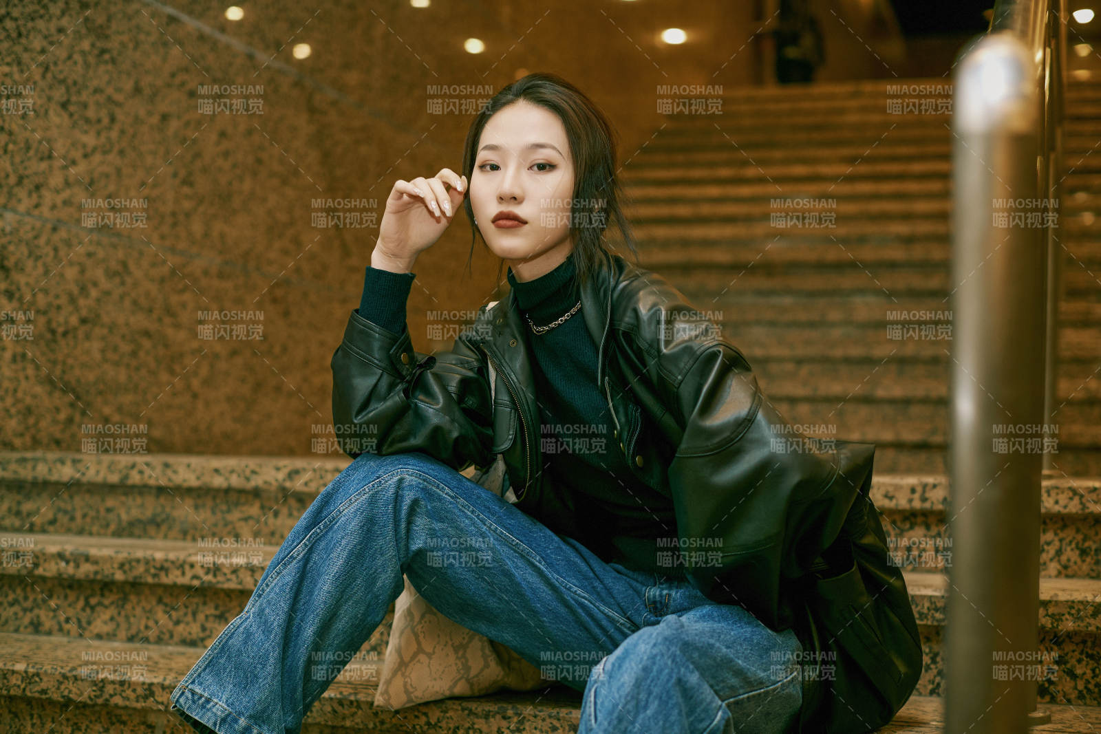 夜晚地下通道内停留的美丽少女图片