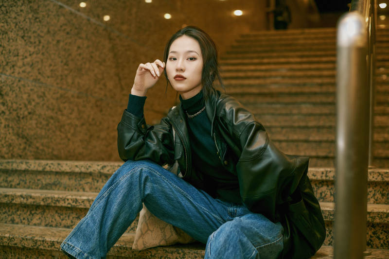 夜晚地下通道内停留的美丽少女图片