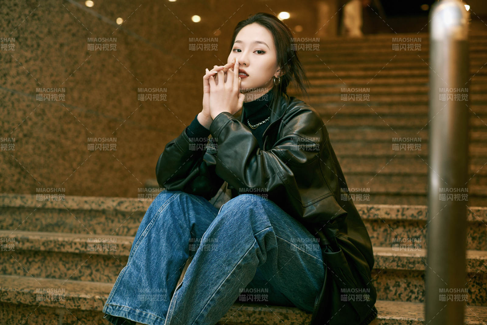 夜晚地下通道内停留的美丽少女图片