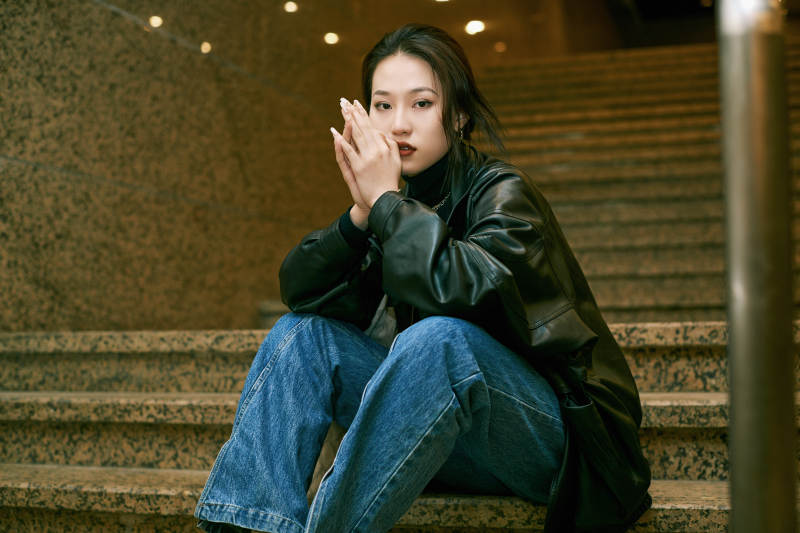 夜晚地下通道内停留的美丽少女图片