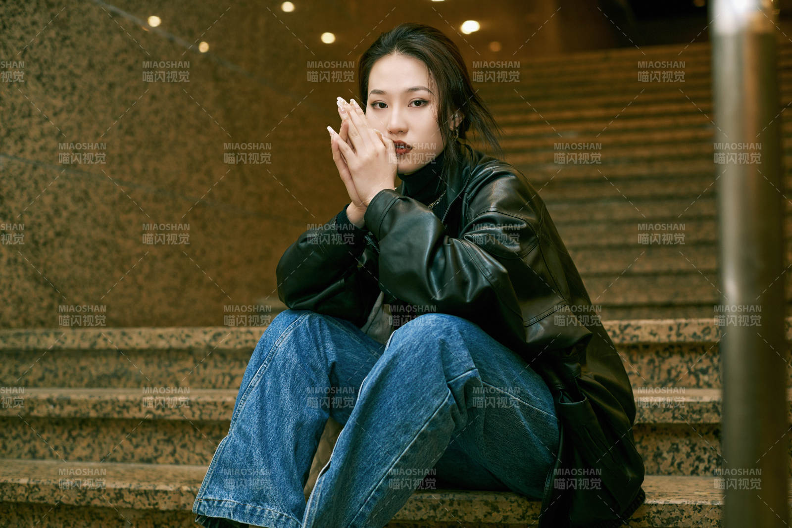 夜晚地下通道内停留的美丽少女图片