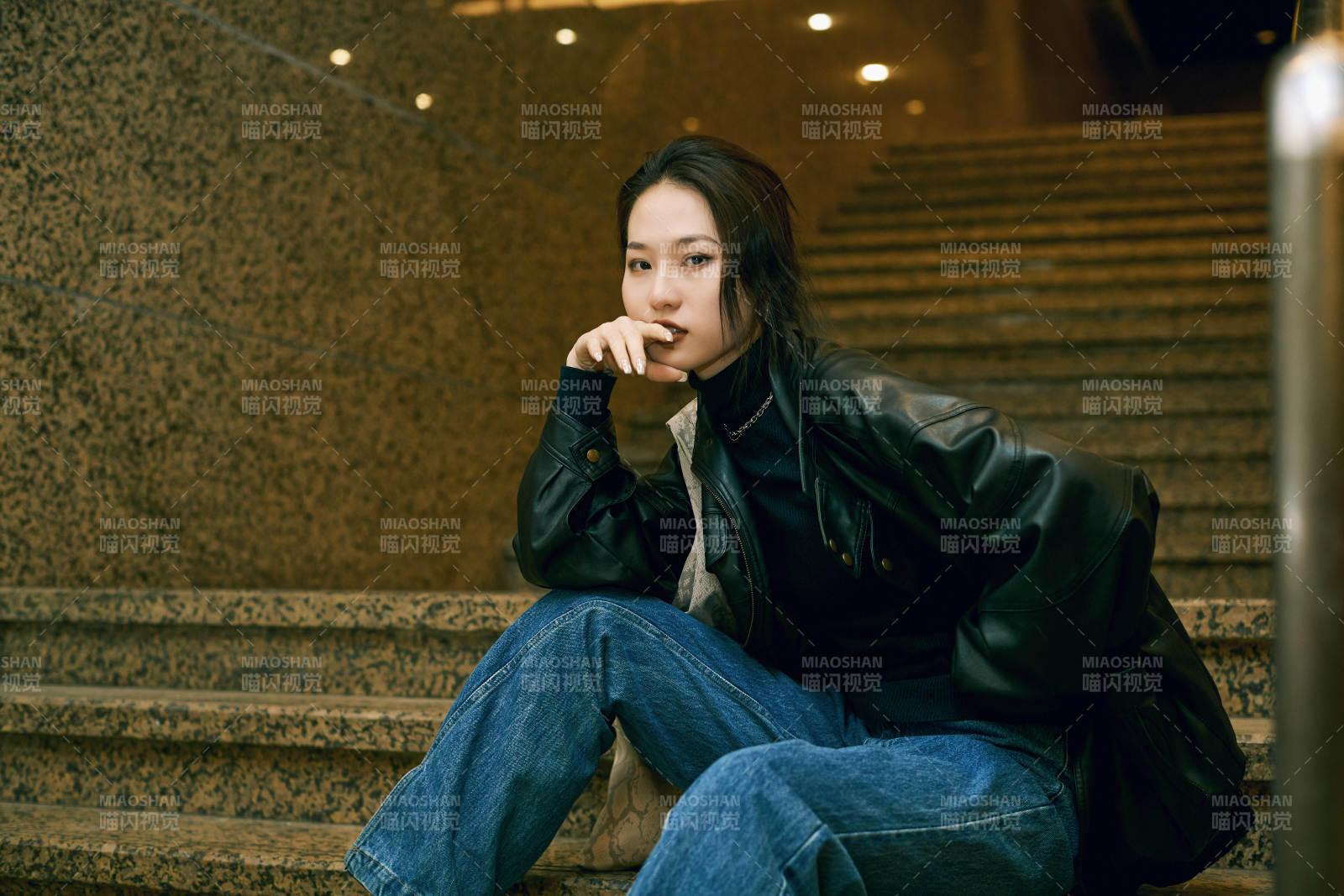 夜晚地下通道内停留的美丽少女图片