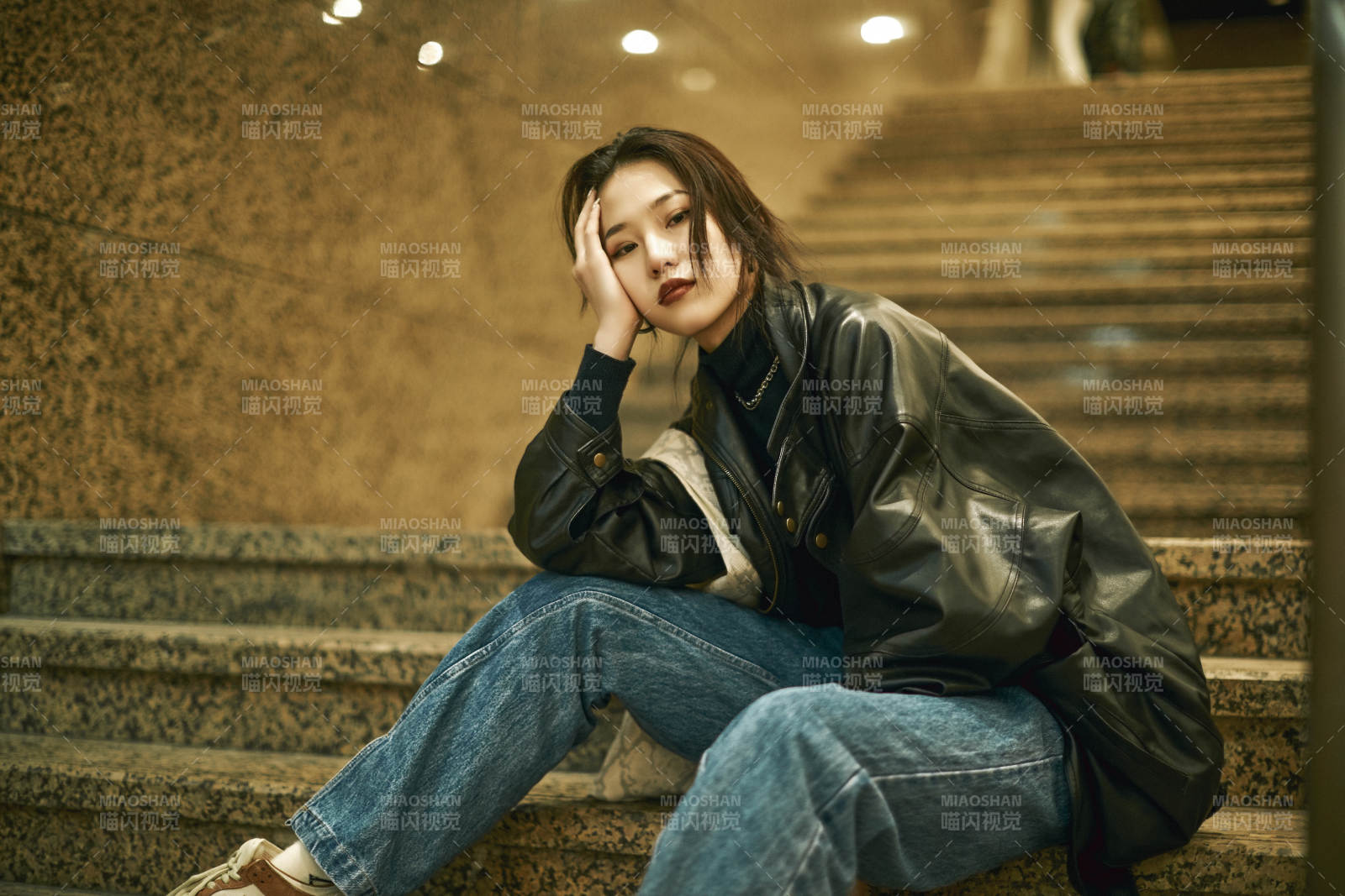 夜晚地下通道内停留的美丽少女图片