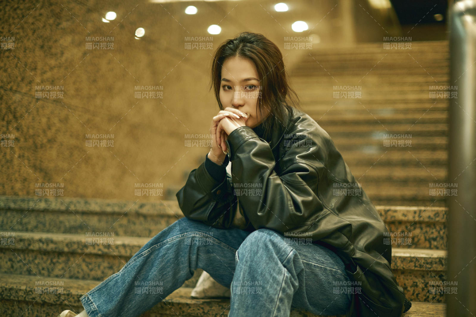 夜晚地下通道内停留的美丽少女图片