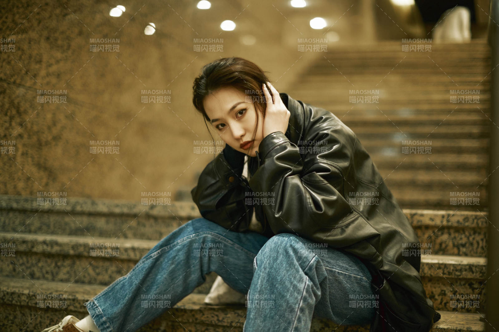 夜晚地下通道内停留的美丽少女图片