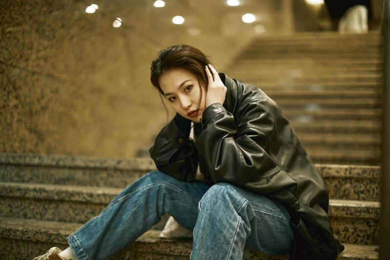 夜晚地下通道内停留的美丽少女图片