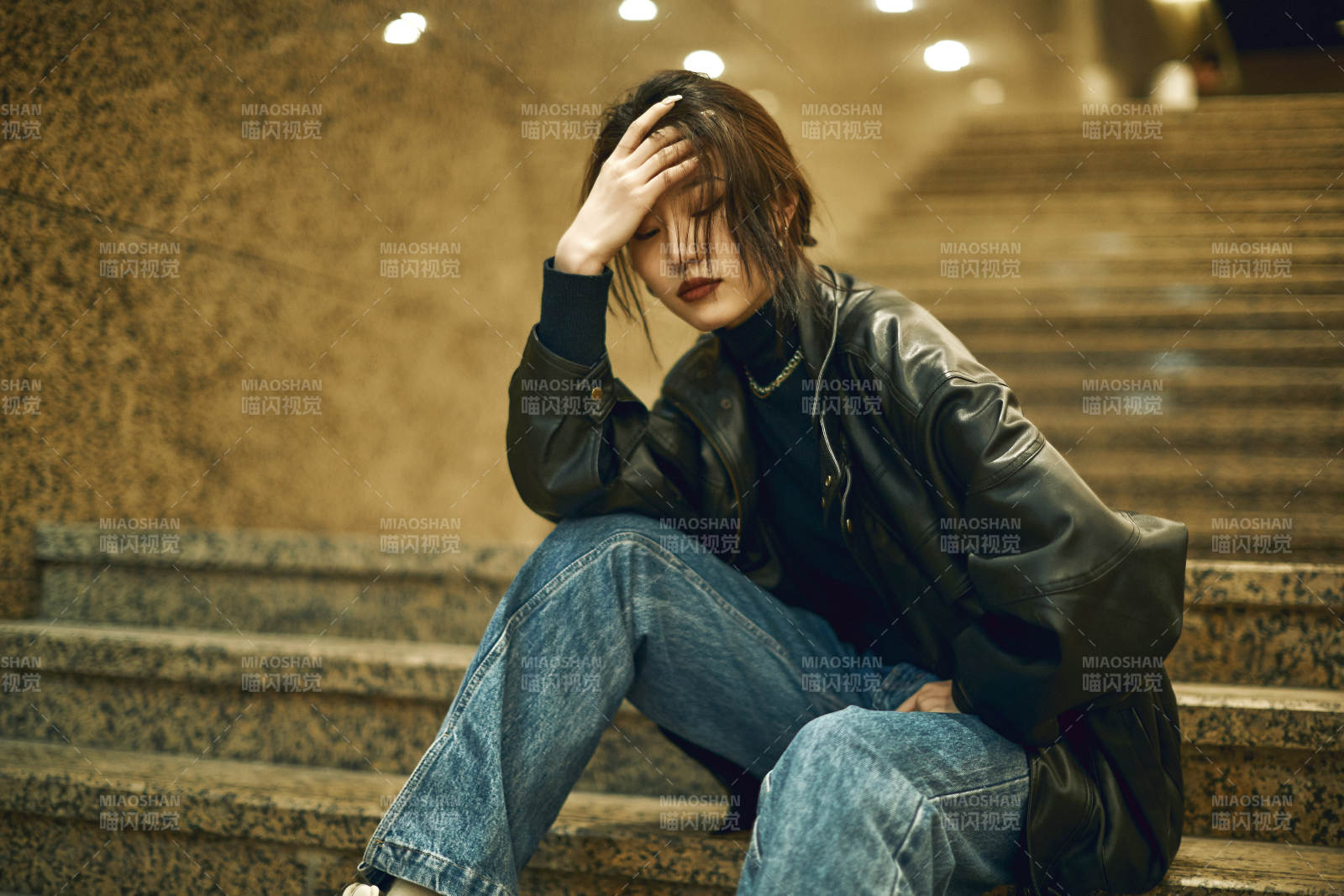 夜晚地下通道内停留的美丽少女图片