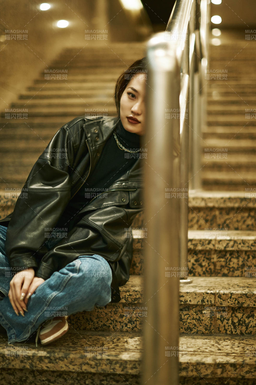 夜晚地下通道内停留的美丽少女图片