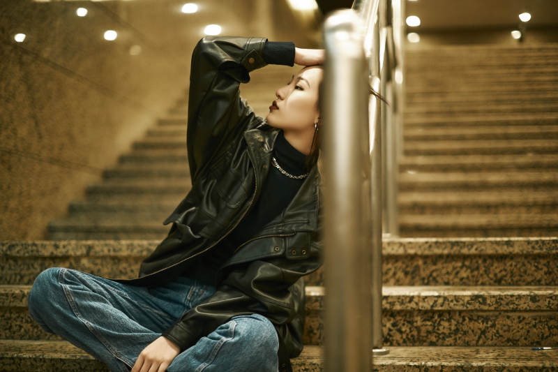 夜晚地下通道内停留的美丽少女图片