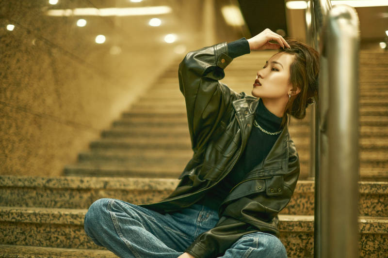 夜晚地下通道内停留的美丽少女图片