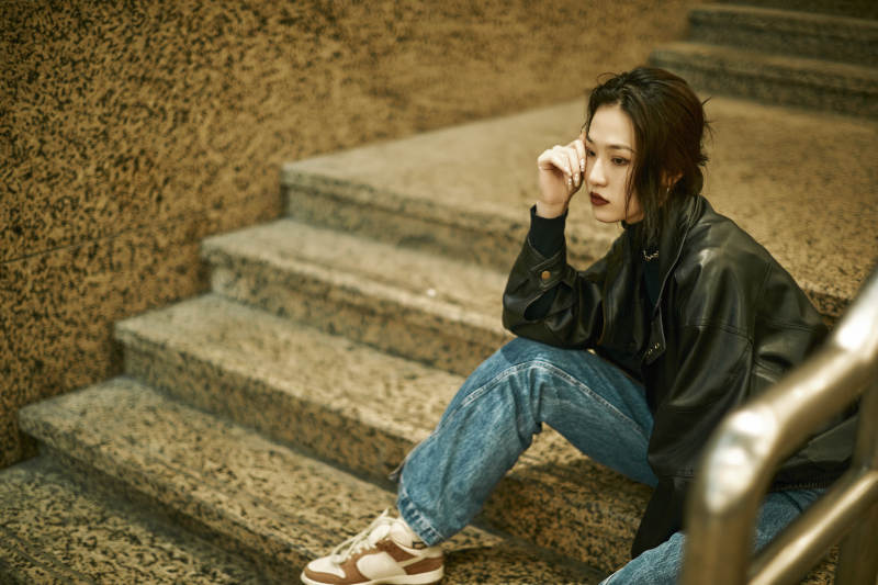 夜晚地下通道内停留的美丽少女图片