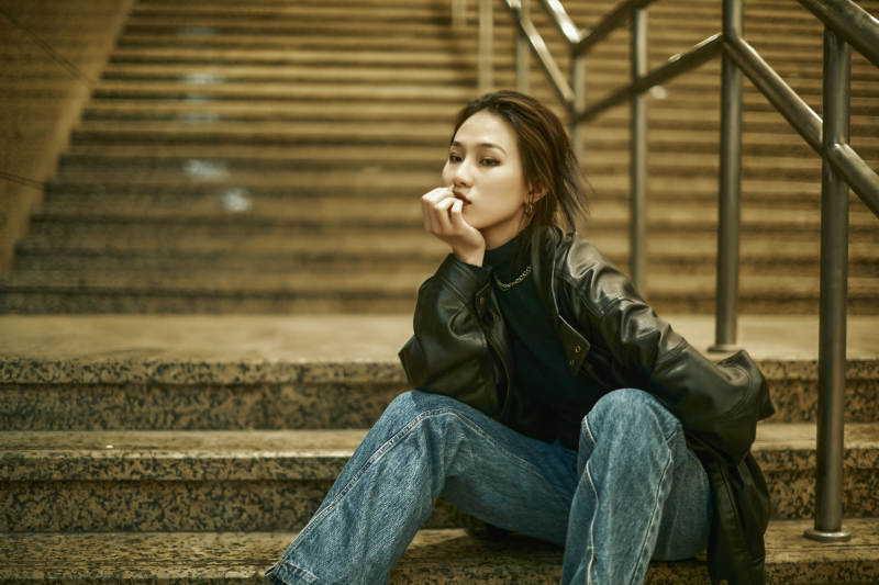 夜晚地下通道内停留的美丽少女图片