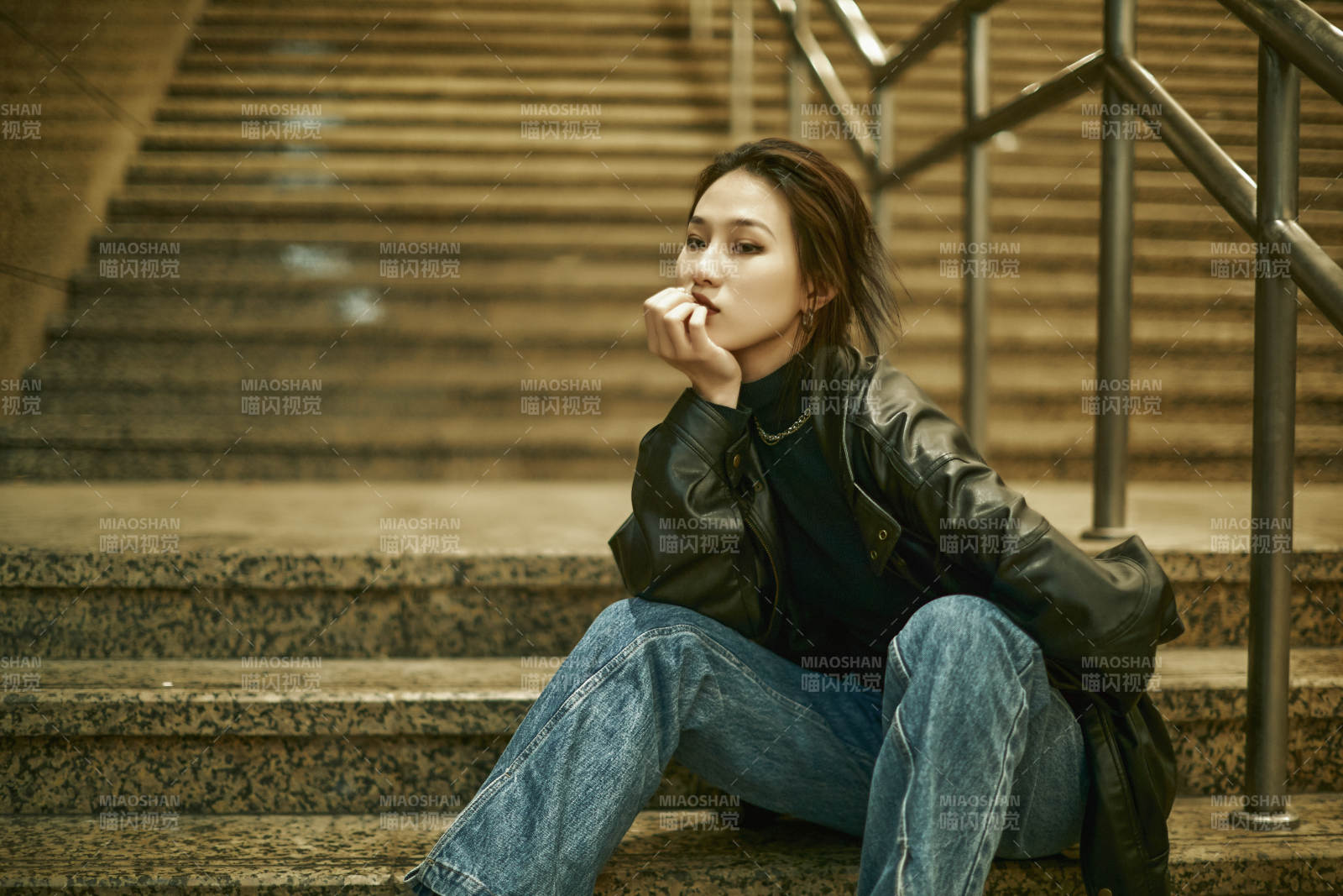 夜晚地下通道内停留的美丽少女图片