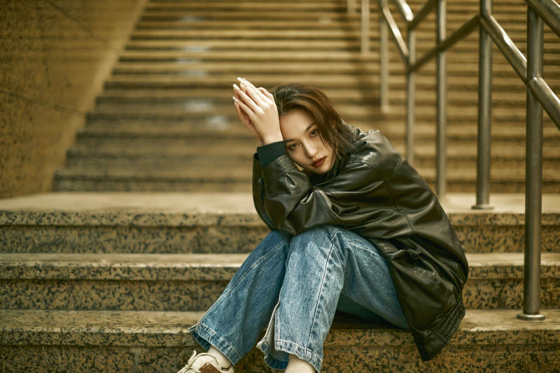 夜晚地下通道内停留的美丽少女图片