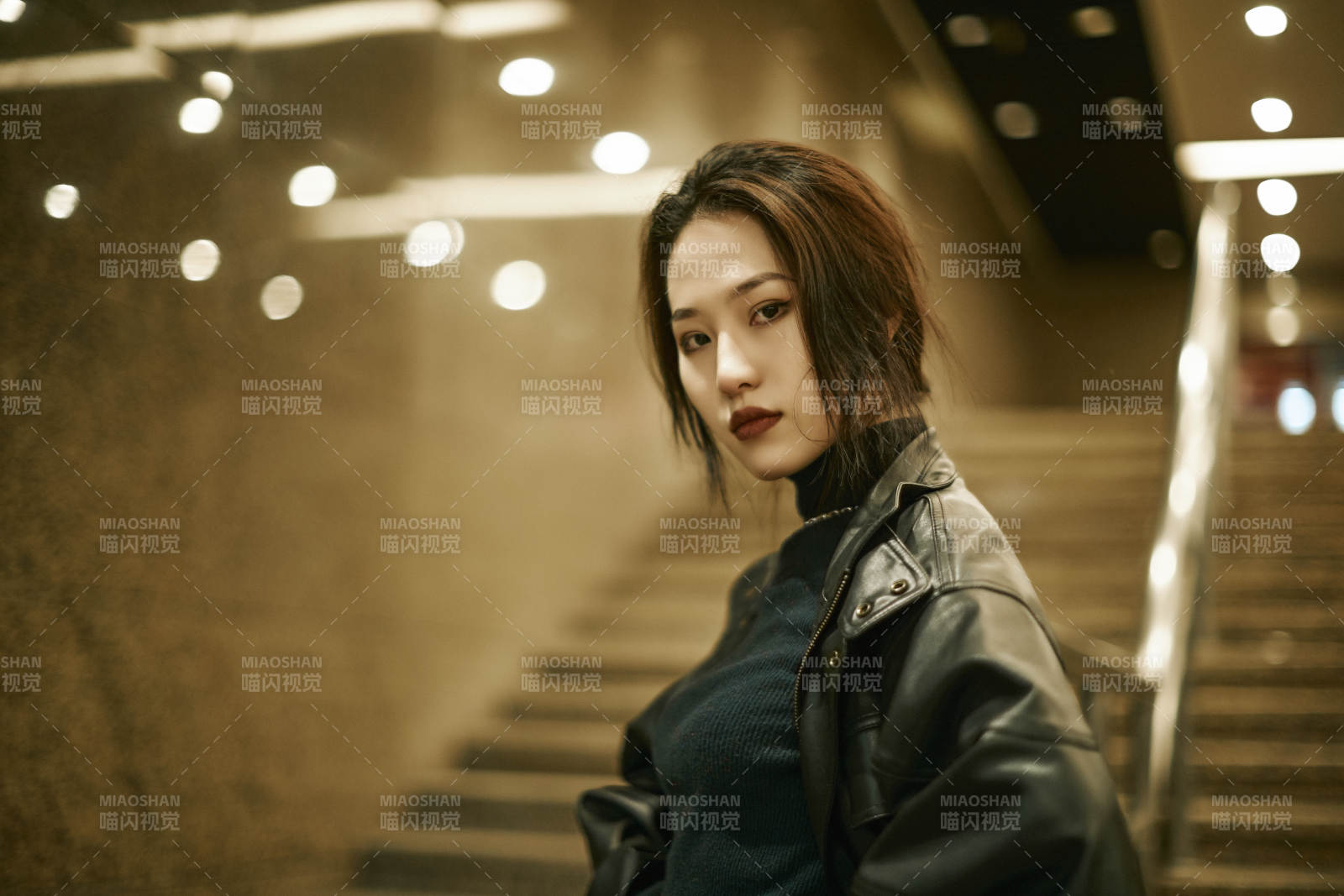 夜晚地下通道内停留的美丽少女图片