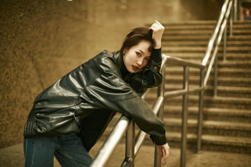 夜晚地下通道内停留的美丽少女图片