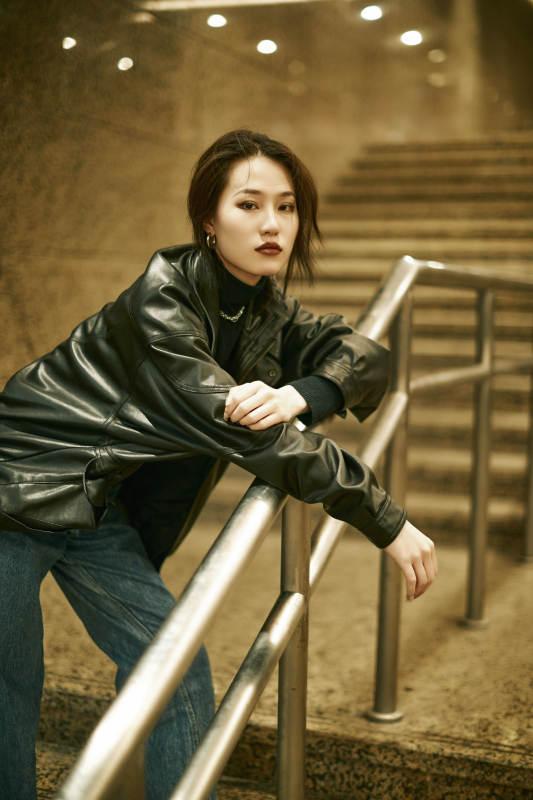 夜晚地下通道内停留的美丽少女图片