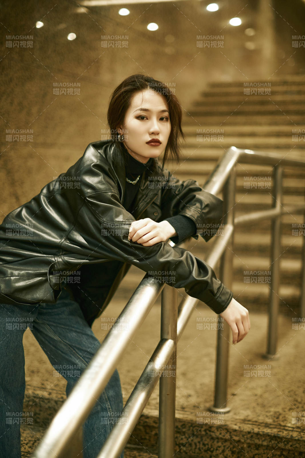 夜晚地下通道内停留的美丽少女图片