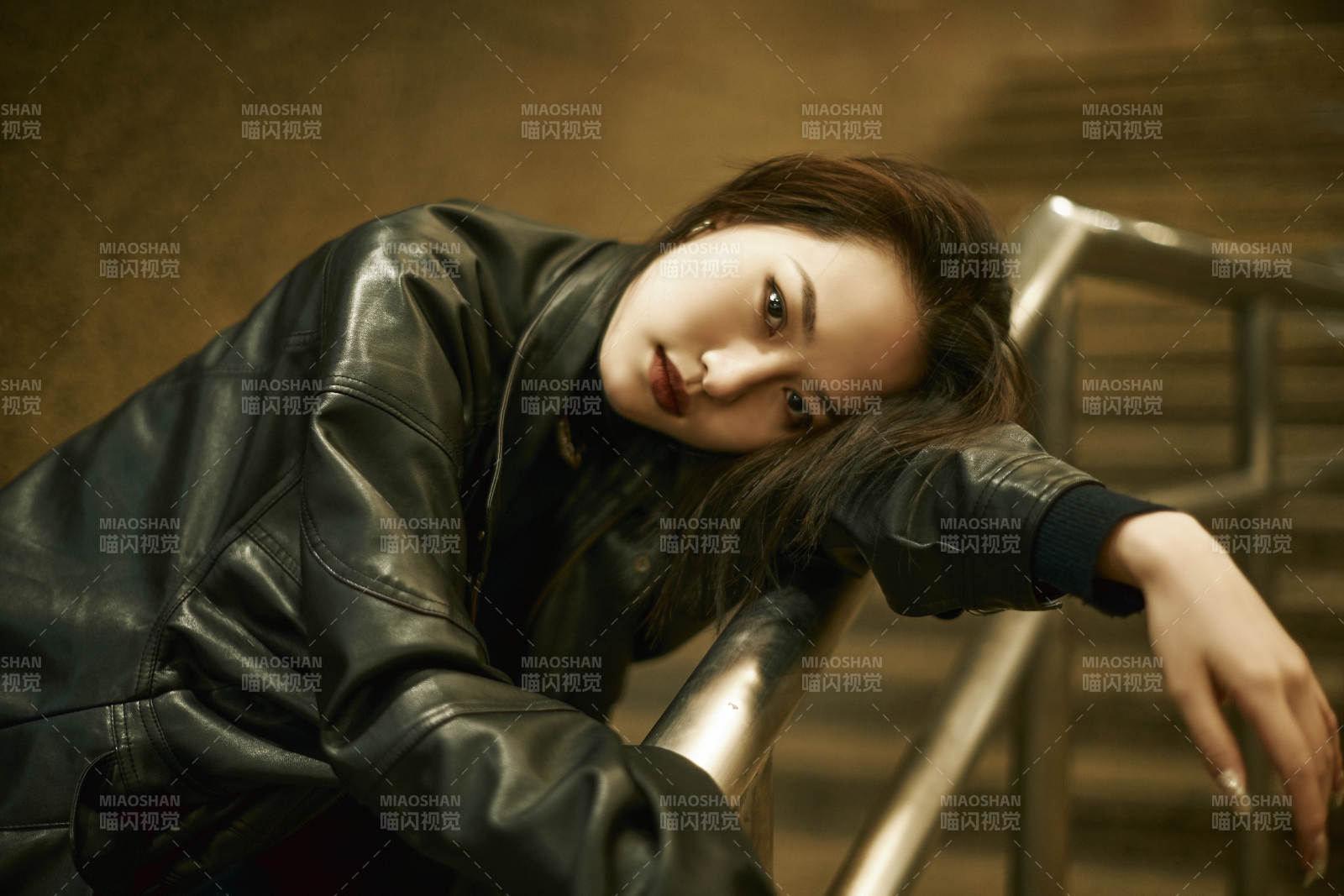 夜晚地下通道内停留的美丽少女图片