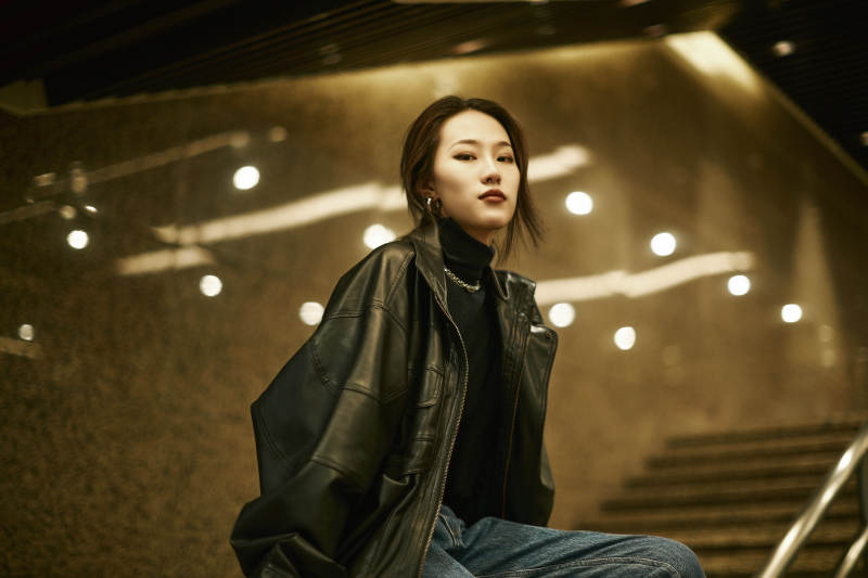 夜晚地下通道内停留的美丽少女图片