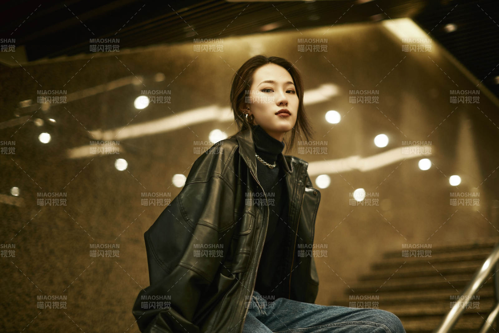 夜晚地下通道内停留的美丽少女图片