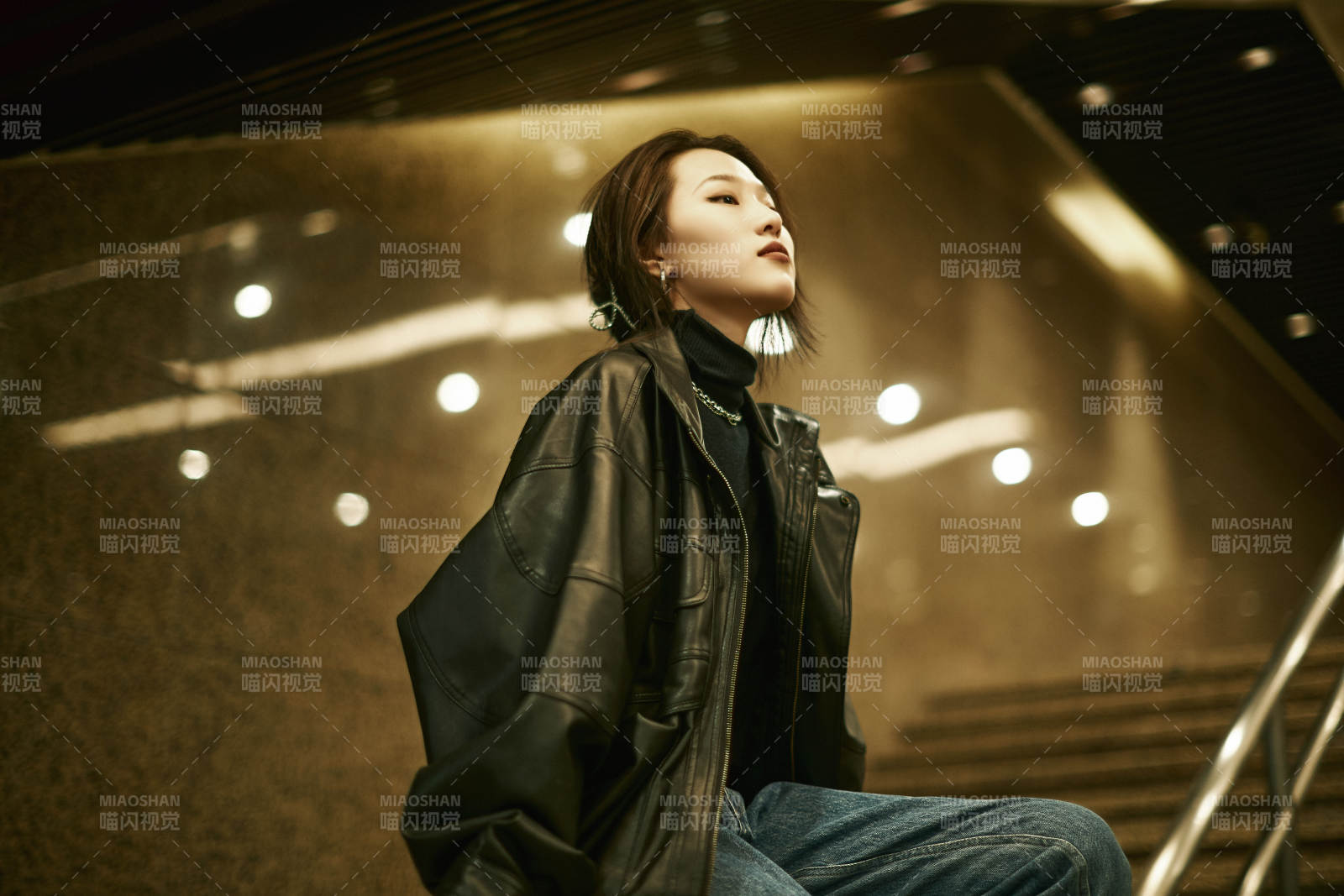 夜晚地下通道内停留的美丽少女图片