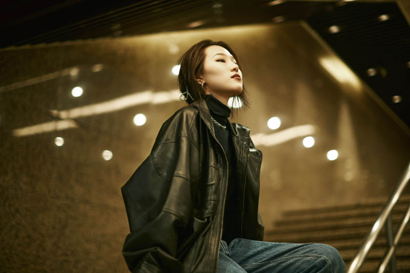 夜晚地下通道内停留的美丽少女图片