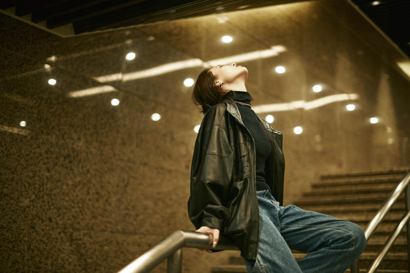 夜晚地下通道内停留的美丽少女图片