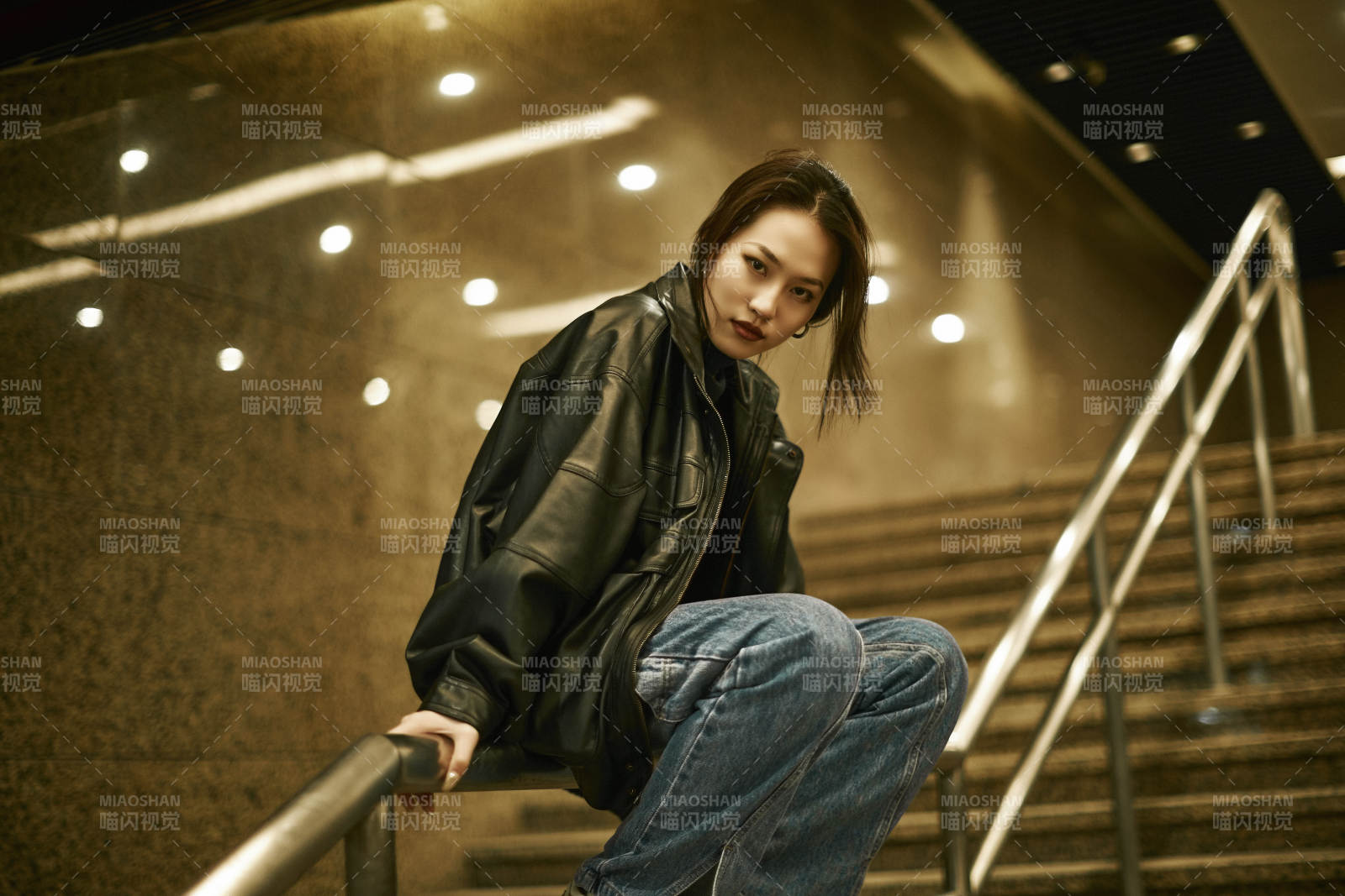 夜晚地下通道内停留的美丽少女图片