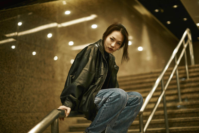 夜晚地下通道内停留的美丽少女图片